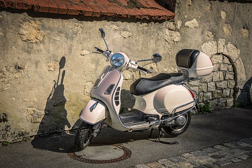 ▷ Aparcamiento de Motos en Cl. Padre Coloma,1 Málaga 1 estacionar-moto-en-la-acera