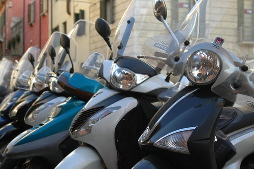 ▷ Aparcamiento de Motos en Av. Imperio Argentina,9 Málaga 1 estacionar-motocicleta-en-la-acera